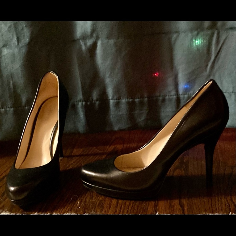 Nine West black leather classic pumps